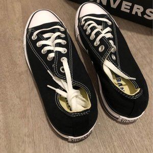 Converse women’s size 8 brand new